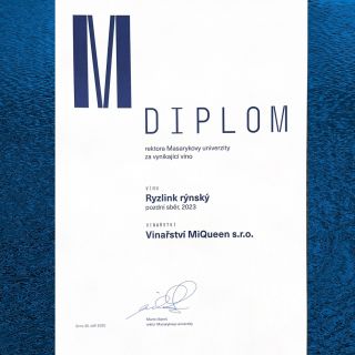 K datu 30. 9. 2025 nese náš Ryzlink rýnský, pozdní sběr 2023 čestné ocenění Diplom rektora Masarykovy univerzity. Přijeďte...